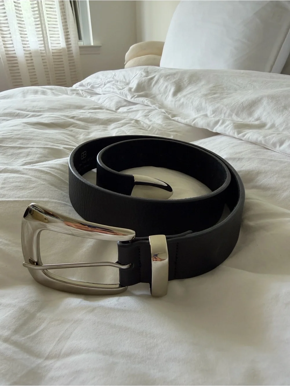 Jordana mini belt in black and silver B-low the belt